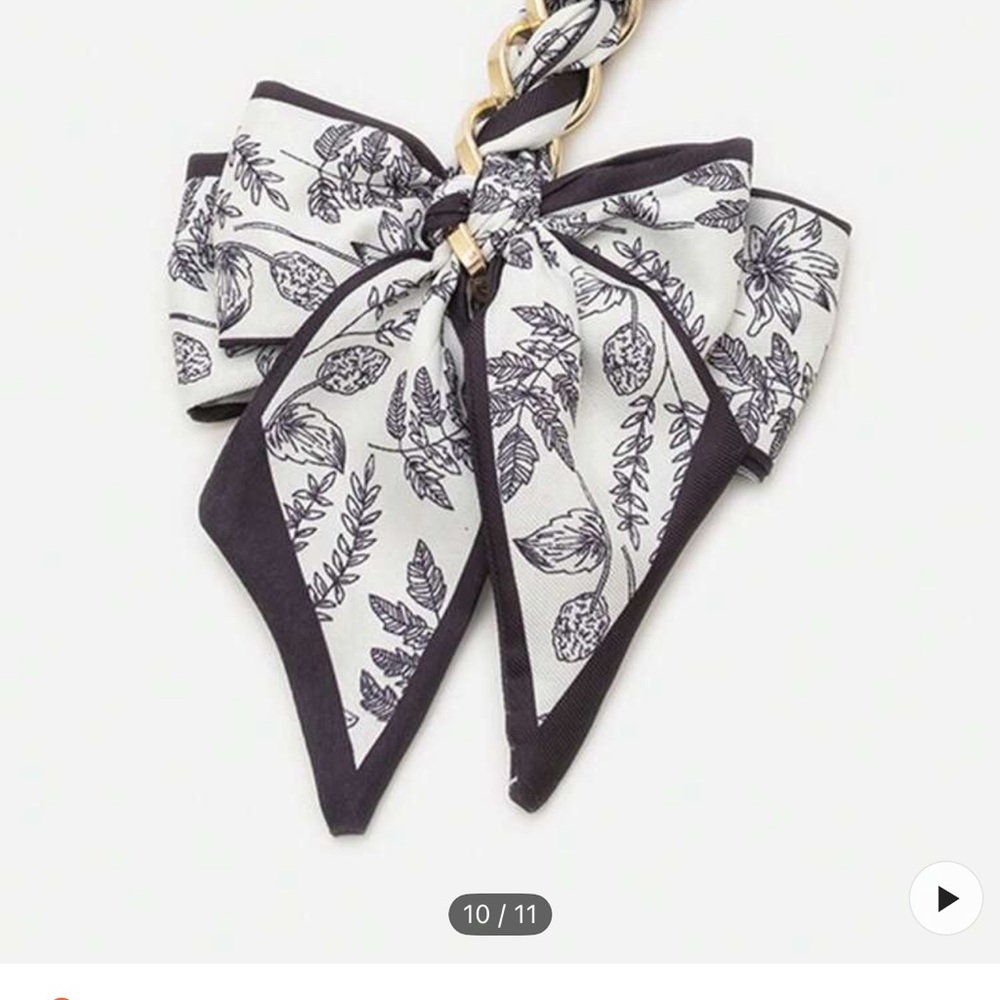 Black and White Key Holder with Vintage Bow Design